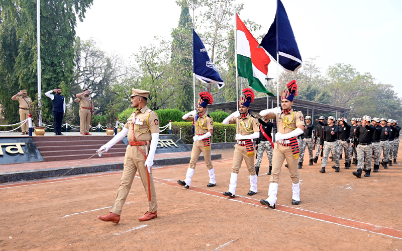 Initiative 65 वा महाराष्ट्र पोलीस स्थापना दिवस 2 जानेवारी 2026 रोजी साजरा करण्यात आला, यावेळी जिल्हाधिकारी श्री रोहन घुगे यांची प्रमुख उपस्थितीत कार्यक्रम सपंन्न झाला, कार्यक्रमांमध्ये फ्लॅग मार्च करून व हवेत फायर करून मानवंदना देण्यात आली नंतर प्रमुख पाहुण्यांनी परेड चे निरीक्षण करून परेड मार्च करण्यात आली