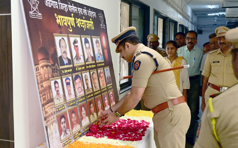 Initiative 26/11 मुंबई दहशतवादी हल्ल्यातील शहिदांना मानवंदना देऊन पुष्पचक्र अर्पण करण्यात आले
