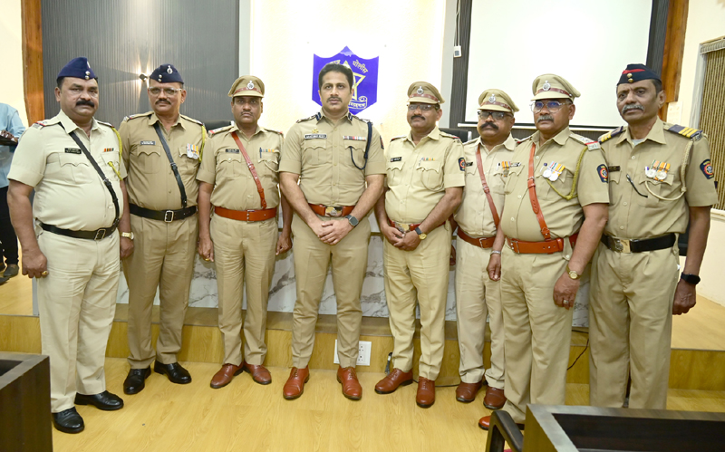 Initiative जळगाव जिल्हा पोलीस दलातील अधिकारी अंमलदार हे दर महिन्याला सेवानिवृत्त होत असतात यावेळी त्यांना त्यांच्या परिवारासह सत्कार करून सन्मानाने सेवानिवृत्त केले जाते