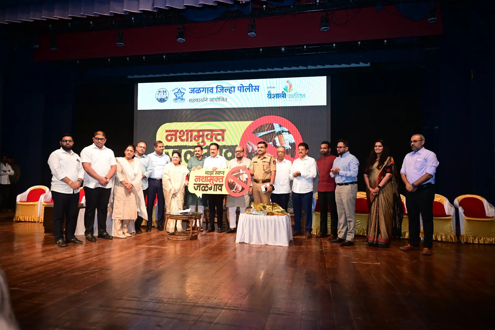 Initiative नशामुक्त जळगाव अभियान! पोलीस अधीक्षक श्रीकांत धिवरे यांच्या मार्गदर्शनाखाली जळगाव जिल्हा पोलीस व वैशाली फाउंडेशन यांच्या संयुक्त विद्यमाने नशामुक्त समाजाच्या निर्मितीसाठी आणि जनजागृतीसाठी विशेष उपक्रम राबविण्यात येत आहे. तरुणाईला व्यसनांपासून दूर ठेवून निरोगी, सुरक्षित आणि उज्ज्वल भविष्य घडविण्याचा हा महत्त्वपूर्ण प्रयत्न आहे. चला, नशामुक्त जळगावच्या संकल्पनेसाठी एकत्र येऊया!