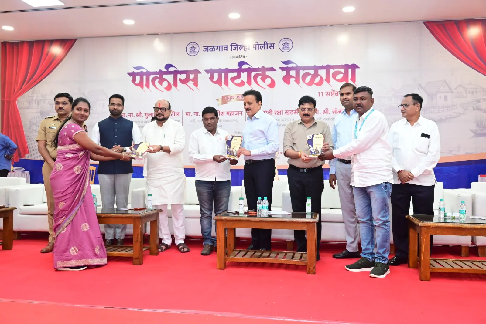 Initiative कर्तव्य, अधिकार अन् जबाबदारीचा महासंवाद! | ‘पोलीस पाटील मेळावा’ उत्साहात संपन्न. पोलीस अधीक्षक श्रीकांत धिवरे (भा.पो.से.) यांच्या मार्गदर्शनाखाली जळगाव जिल्हा पोलिसांच्या वतीने आयोजित ‘पोलीस पाटील मेळाव्या’ला उत्स्फूर्त प्रतिसाद मिळाला. यावेळी मंत्री गुलाबराव पाटील, मंत्री गिरीश महाजन, मंत्री संजय सावकारे, आमदार सुरेश भोळे, जिल्हाधिकारी रोहन घुगे यांच्यासह मान्यवरांची प्रमुख उपस्थिती होती. ‘पोलीस पाटील मार्गदर्शिका’चे प्रकाशन यावेळी करण्यात आले. गावपातळीवरील पोलीस प्रशासन आणि नागरिकांमधील दुवा अधिक मजबूत करण्याच्या दिशेने हा महत्त्वपूर्ण उपक्रम ठरला.