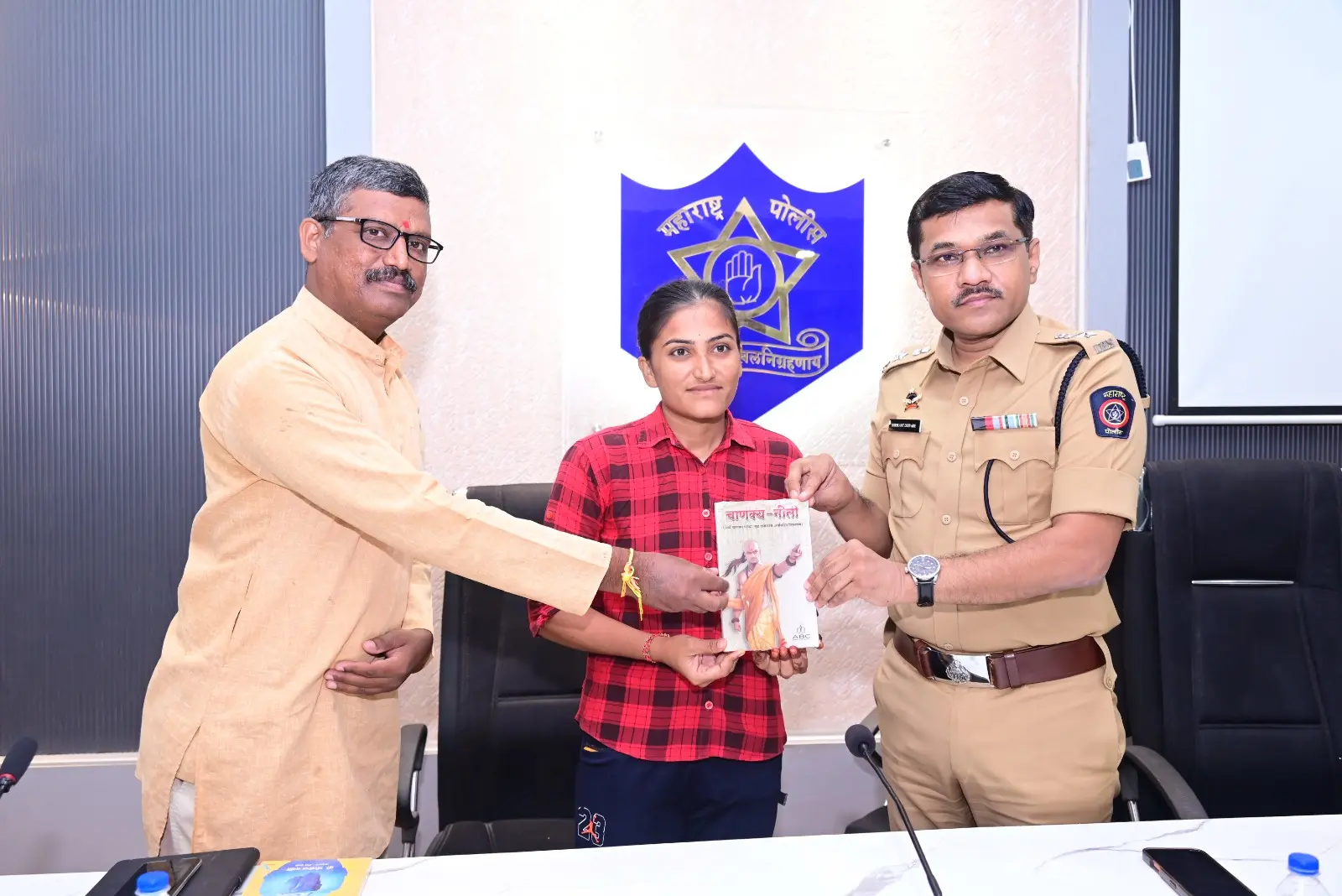Initiative भटके विमुक्त समाजाच्या नव्या पिढीला शिक्षणाची साथ! ‘भटके विमुक्त दिवस’ निमित्त जळगाव पोलीस दलातर्फे भटके विमुक्त समाजातील गुणवंत विद्यार्थ्यांचा सन्मान करून त्यांना पुस्तके भेट देण्यात आली. पोलीस अधीक्षक श्रीकांत धिवरे यांच्या मार्गदर्शनाखाली झालेल्या या उपक्रमातून शिक्षणाची कास धरा, व्यसन व गुन्हेगारीपासून दूर राहा आणि आत्मविश्वासाने पुढे चला, असा प्रेरणादायी संदेश देण्यात आला. इतिहासाच्या वेदनेतून शिक्षणाच्या प्रकाशाकडे… उज्ज्वल भविष्यासाठी एक नवी वाटचाल!